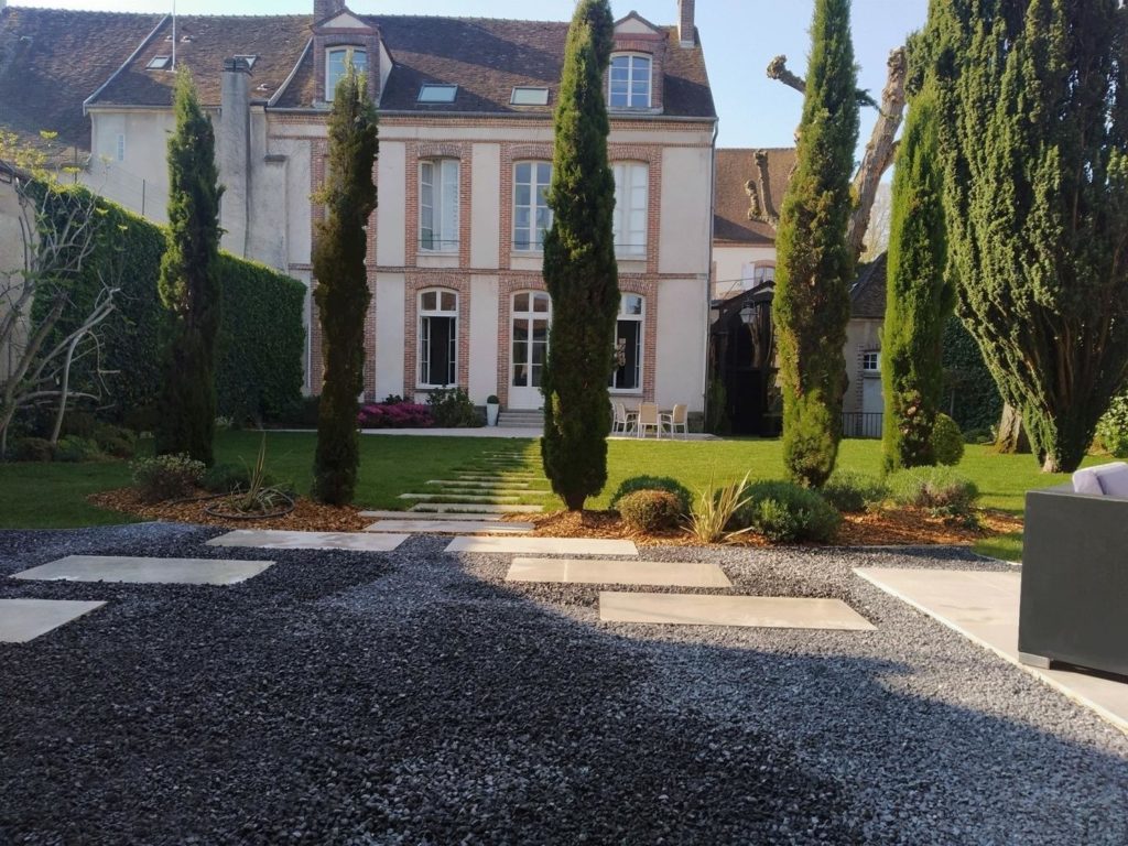 Création de terrasse, gazon de placage et plantation de massif